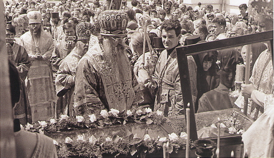 6-Митр Минск и Слуц Филарет у мощей прп. Евфросинии.Фото 5 июня 1992 года.jpg